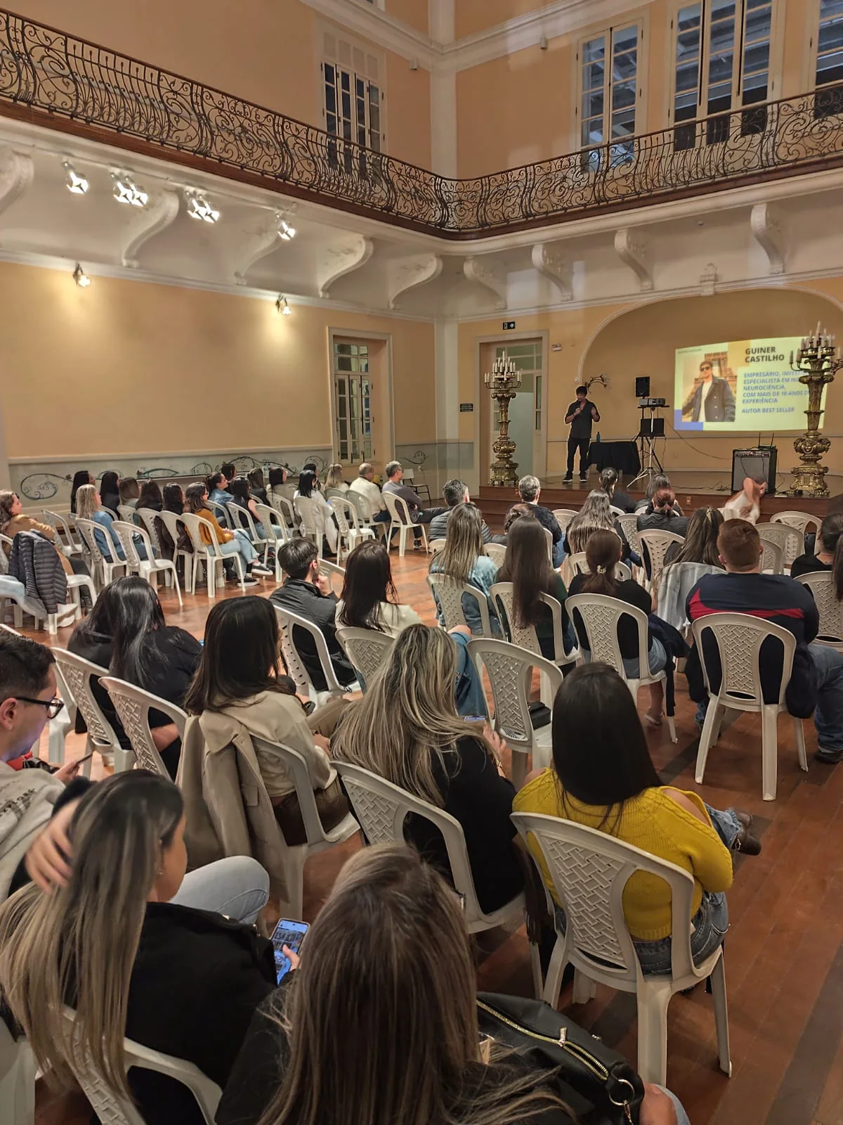 Guiner ministrando palestra para plateia