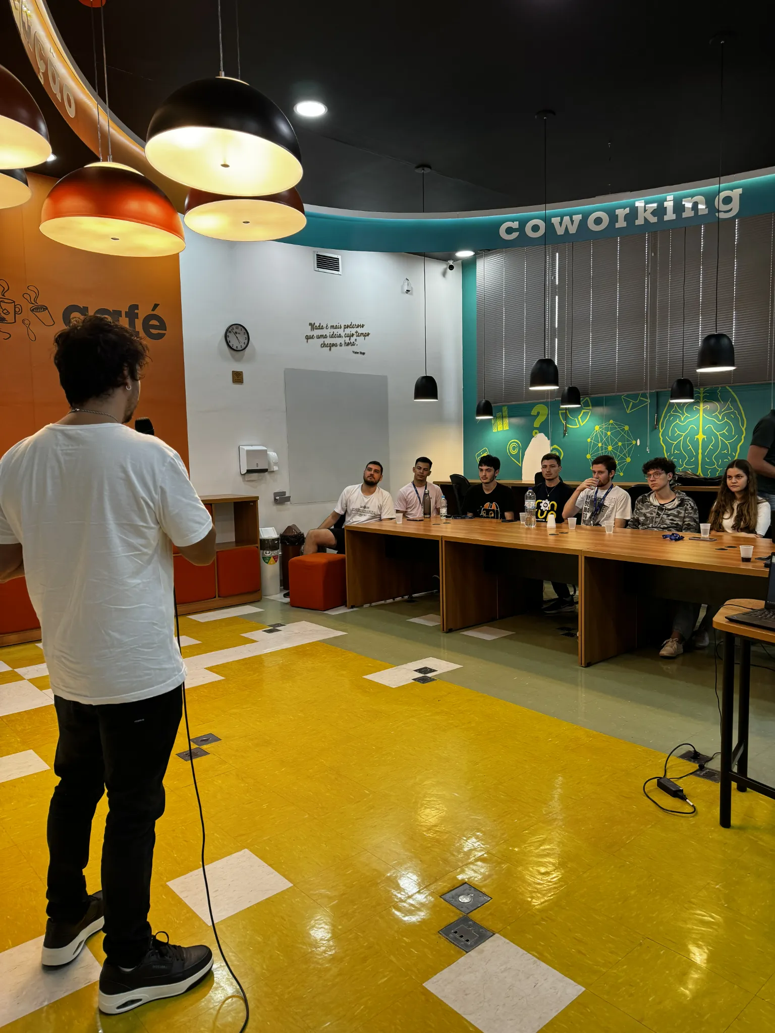 Guiner conduzindo treinamento prático